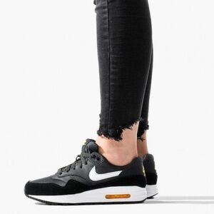 NIKE Air Max 1, Size: 4.5Y